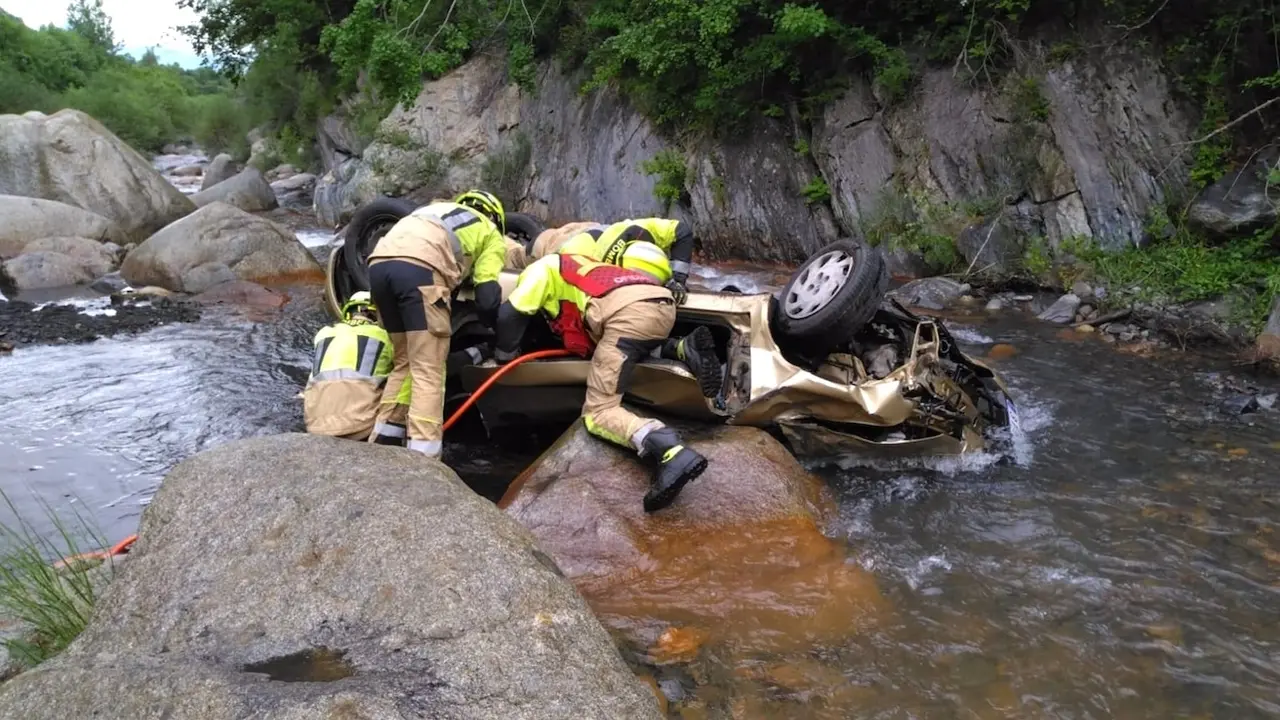 Tras muertos tras salirse de la carretera un coche y caer por un puente a un río