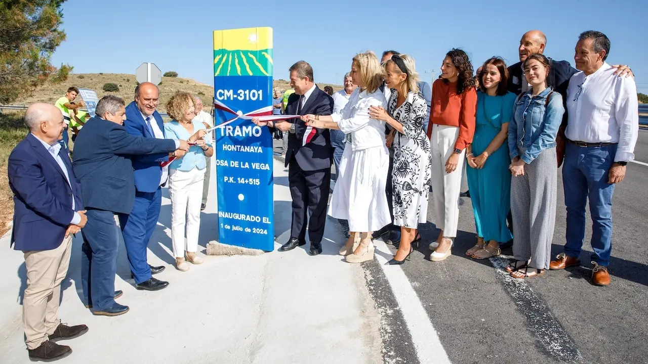 El presidente de Castilla-La Mancha, Emiliano García-Page, ha inaugurado en Osa de la Vega (Cuenca), las obras de ensanche y mejora de la CM-3101 que une esta localidad con Hontanaya, también en la provincia de Cuenca