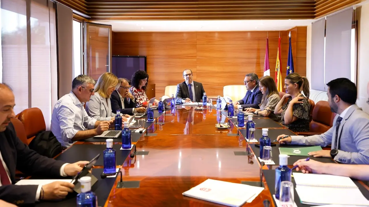 En la imagen un instante de la reunión de la Junta de Portavoces y Mesa de las Cortes de Castilla-La Mancha