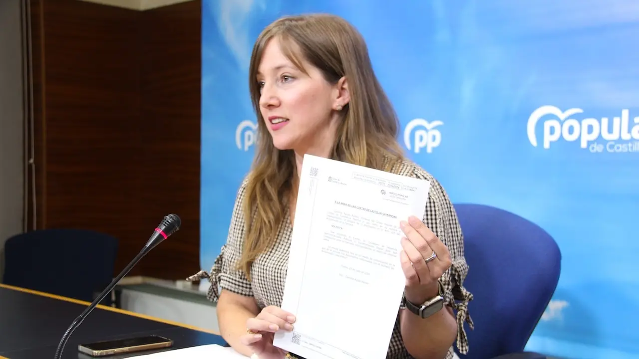 La diputada regional del PP de Castilla-La Mancha, Tania Andicoberry, durante la rueda de prensa que ha ofrecido en el Parlamento regional