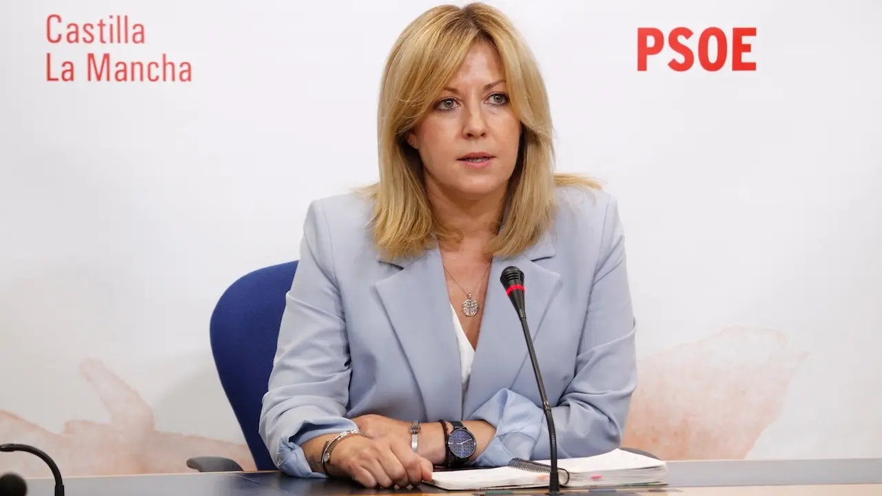 La portavoz del PSOE en las Cortes de Castilla-La Mancha, Ana Isabel Abengózar, durante la rueda de prensa que ha ofrecido en el Parlamento regional