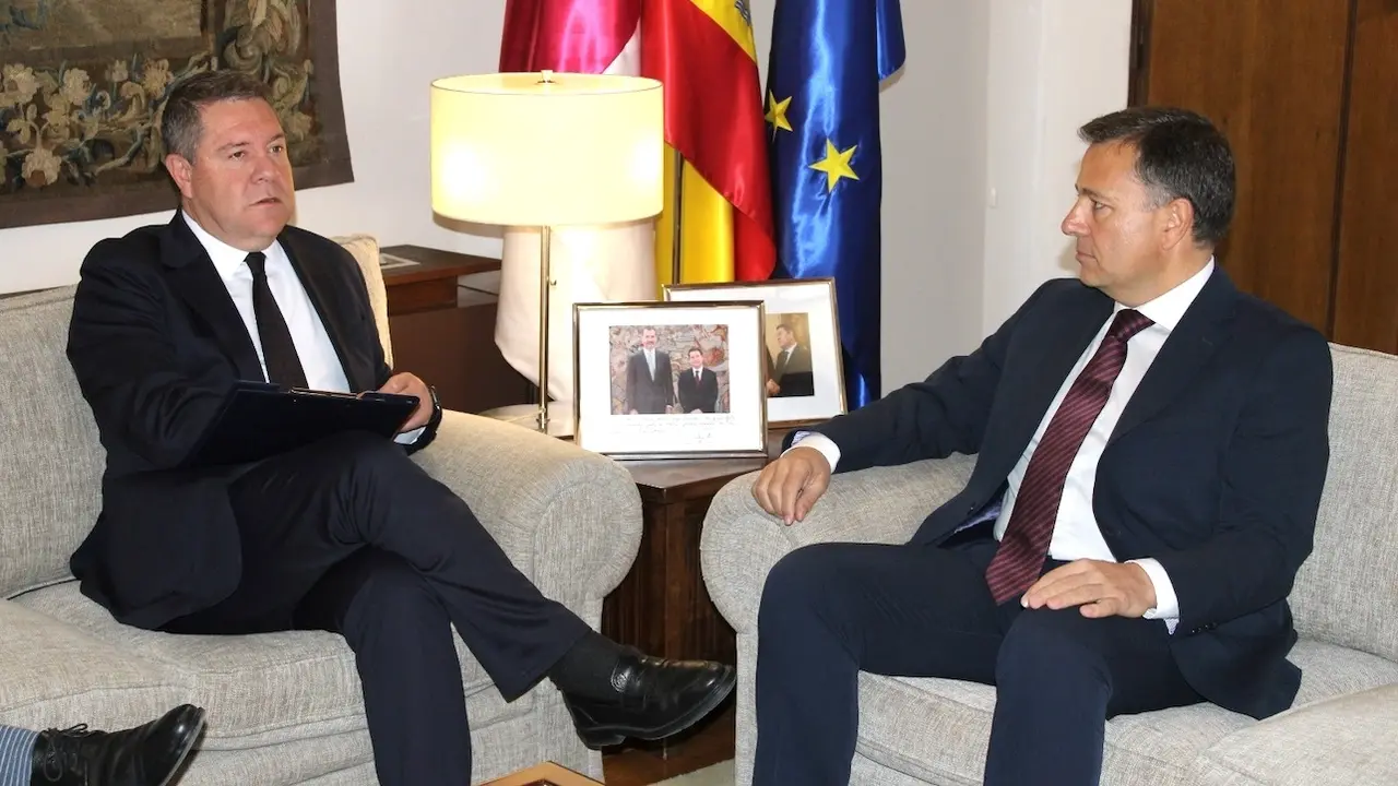 El presidente de Castilla-La Mancha, Emiliano García-Page, en un encuentro con el alcalde de Albacete, Manuel Serrano