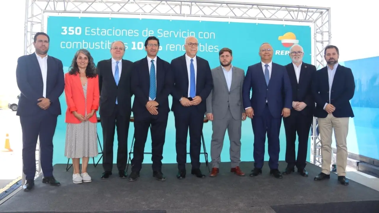 El vicepresidente segundo del Gobierno regional, José Manuel Caballero, y el consejero de Fomento, Nacho Hernando, han inaugurado una nueva estación de biocombustible avanzado en Manzanares (Ciudad Real)