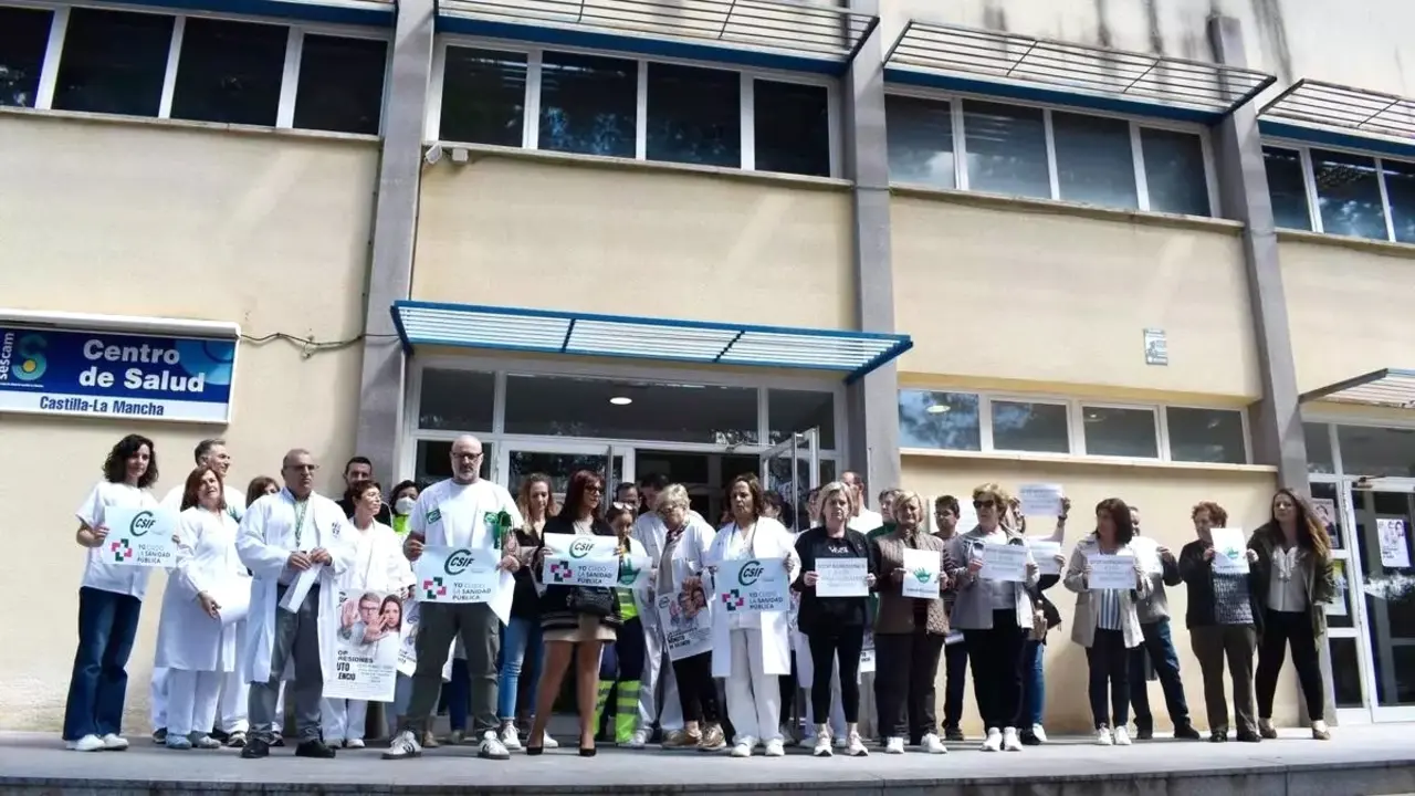En la imagen de archivo personal sanitario del Centro de Salud de Villacañas (Toledo) concentrados para condenar las agresiones a sanitarios