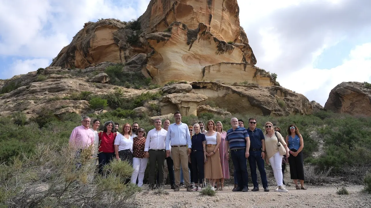 El consejero de Educación, Cultura y Deportes, Amador Pastor, en una visita que ha realizado al Parque Arqueológico del ‘Tolmo de Minateda’, de Hellín (Albacete)