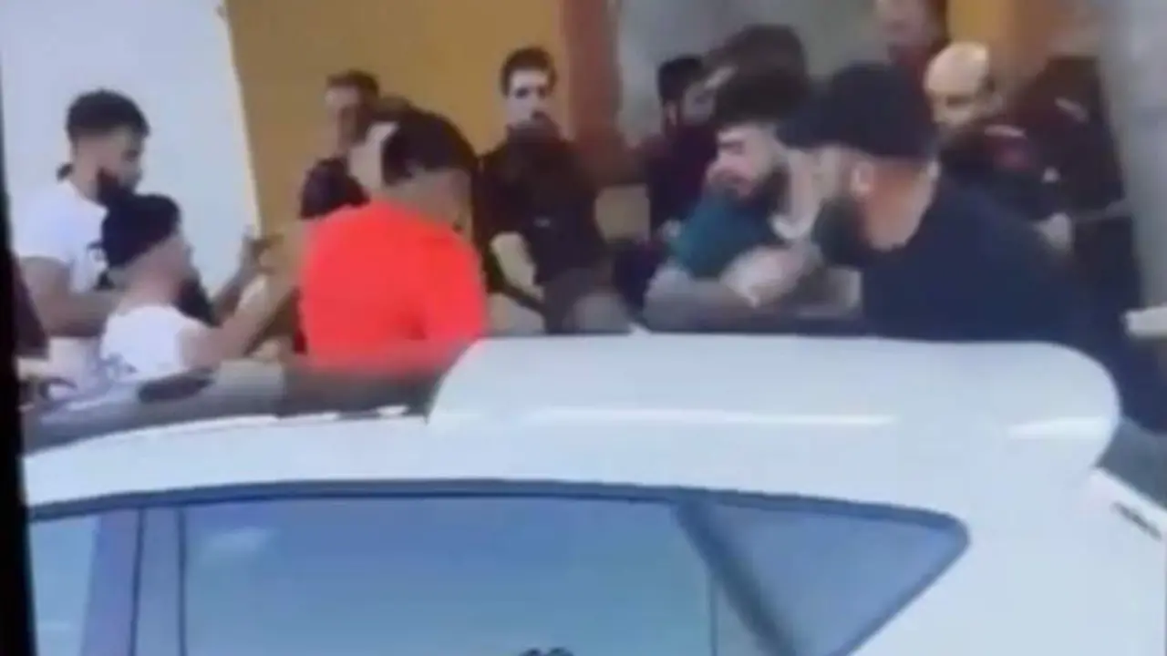 VIDEO.&nbsp;Una turba de vecinos tira del tejado y apaliza a un ladrón que se 'equivoca' de víctimas