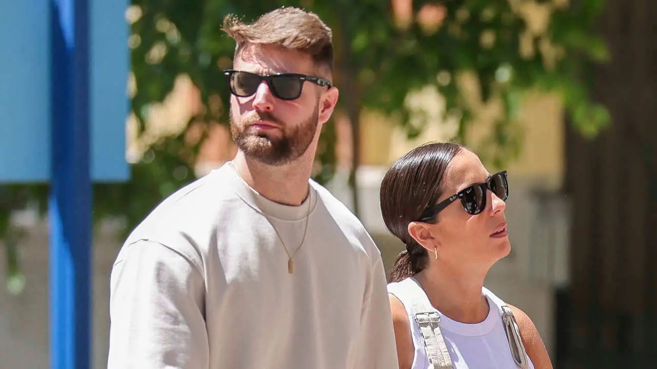 En la imagen de archivo Anabel Pantoja paseando por una calle junto a su novio David Rodríguez