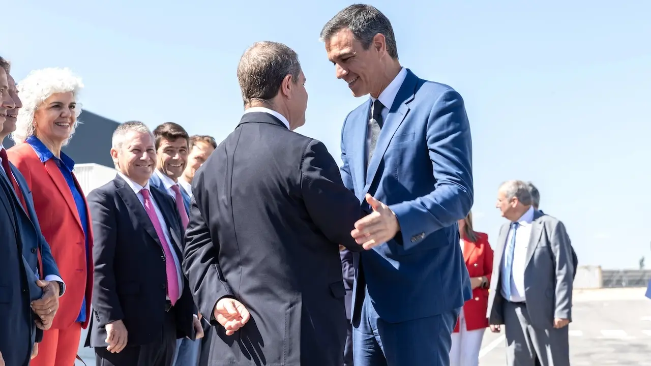 El presidente del Gobierno, Pedro Sánchez, saluda al presidente de Castilla-La Mancha, Emiliano García-Page, momentos antes de inaugurar el Hub Logístico Industrial de Airbus Helicopters en Albacete