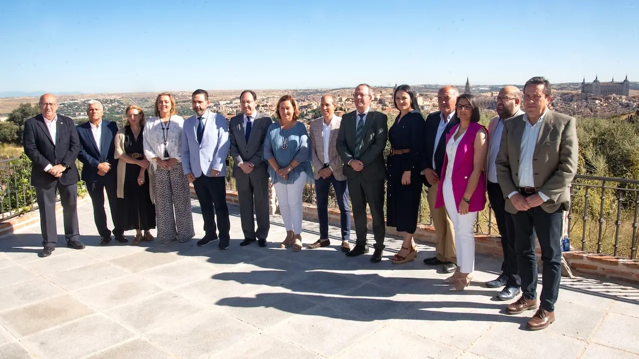 La presidenta de la Diputación de Toledo, Conchi Cedillo, junto a su equipo durante el desayuno informativo que ha ofrecido para realizar balance de su primer año de mandato