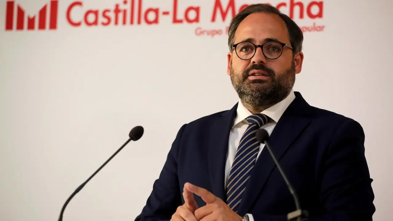 El presidente del PP de Castilla-La Mancha, Paco Núñez, durante la rueda de prensa que ha ofrecido en las Cortes regionales