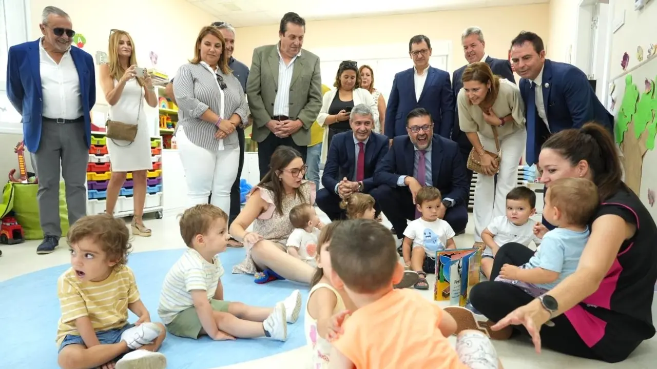 El consejero de Educación, Cultura y Deportes, Amador Pastor, ha inaugurado la nueva escuela infantil de Segurilla (Toledo)