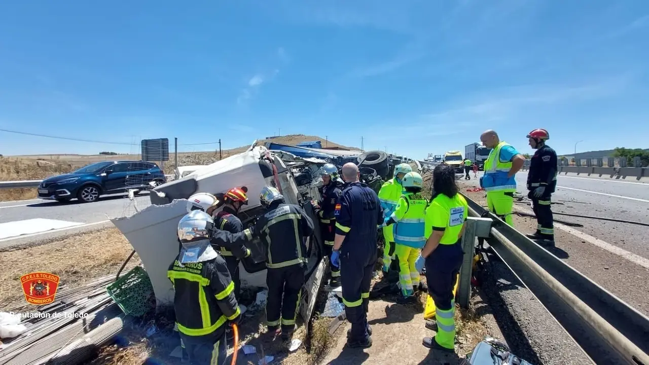 Seis heridos por la salida de vía de un camión y la colisión de dos coches en la A-4