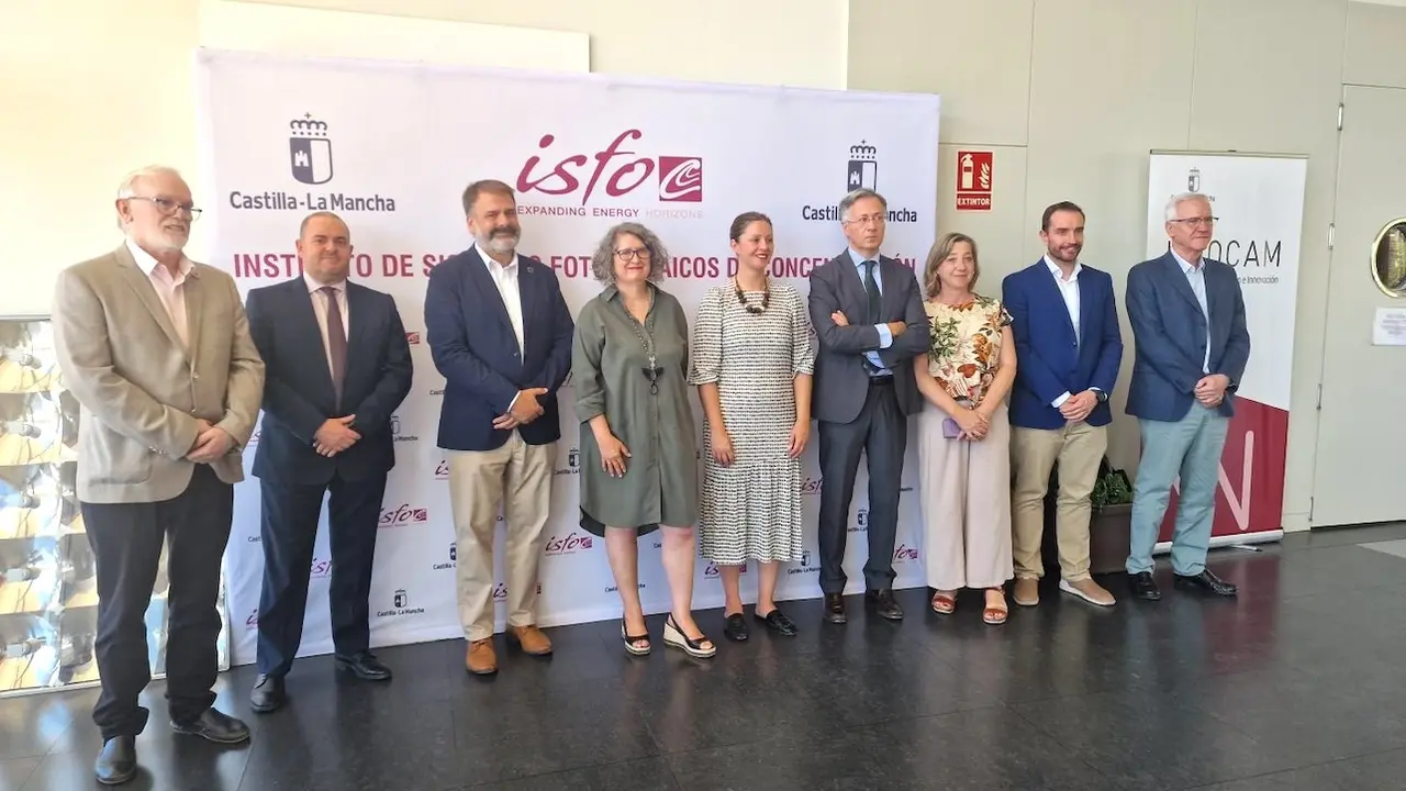 La consejera de Desarrollo Sostenible de Castilla-La Mancha, Mercedes Gómez, ha presidido en Puertollano (Ciudad Real) la reunión del Consejo de Administración del Instituto de Sistema Fotovoltaicos de Concentración (ISFOC)