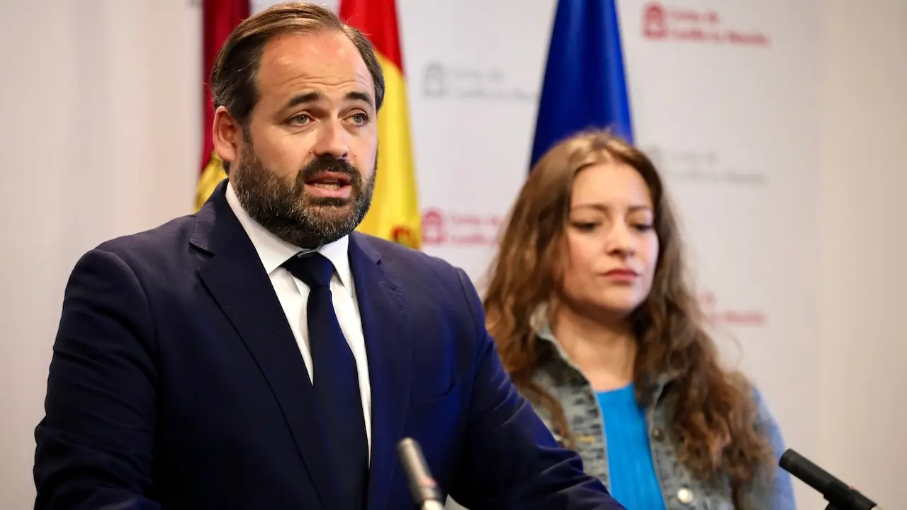 El presidente del PP de Castilla-La Macha, Paco Núñez, en rueda de prensa en las Cortes acompañado por la vicesecretaria de Sanidad y Educación del PP, Ester Muñoz