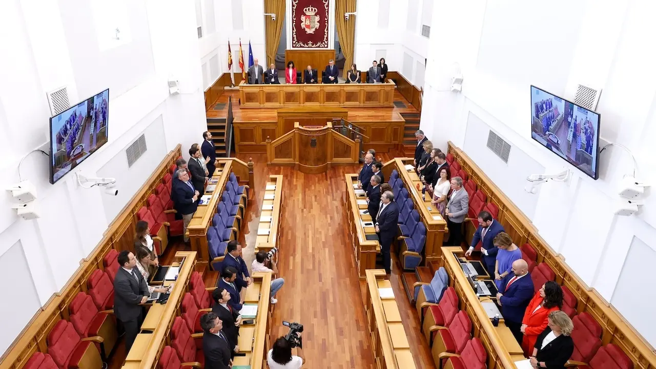 El Pleno de las Cortes de Castilla-La Mancha ha guardado un minuto de silencio contra la violencia de género, tras los seis asesinatos del fin de semana, tres en Las Pedroñeras (Cuenca) de una madre y sus hijos