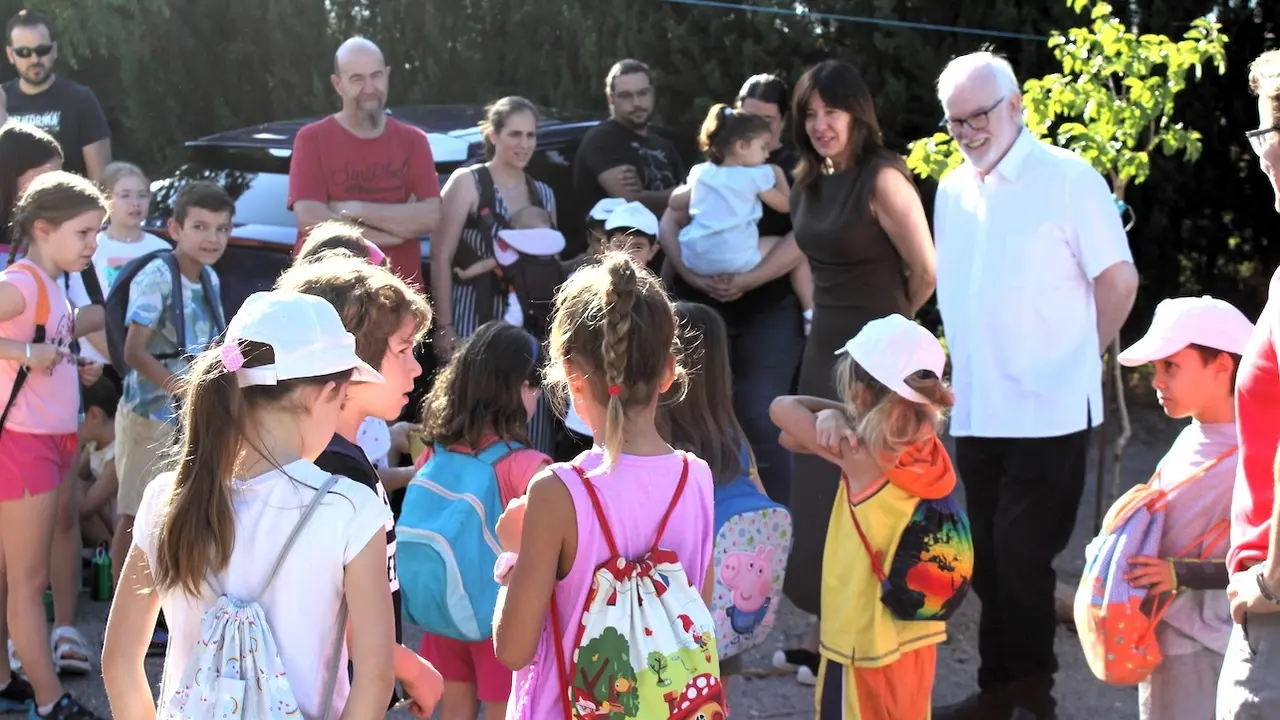 La delegada de la Junta en Ciudad Real, Blanca Fernández, ha visitado en el Centro de la Naturaleza ‘El Chaparrillo’ el campamento ‘Ecodivertidos’
