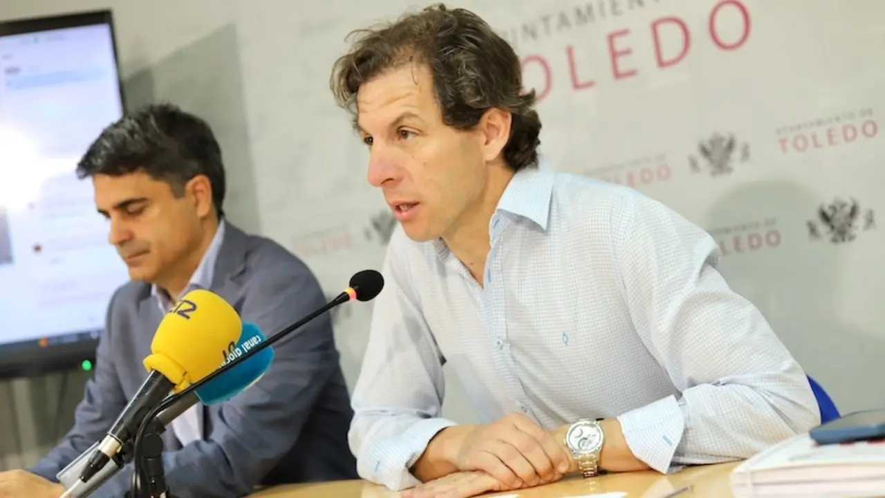El concejal de Río Tajo, Medio Ambiente y Deportes, Rubén Lozano, durante la rueda de prensa que ha ofrecido