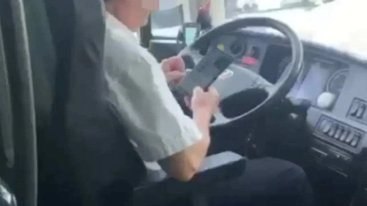 VIDEO. Detenido un conductor de autobús: conducía drogado y viendo vídeos