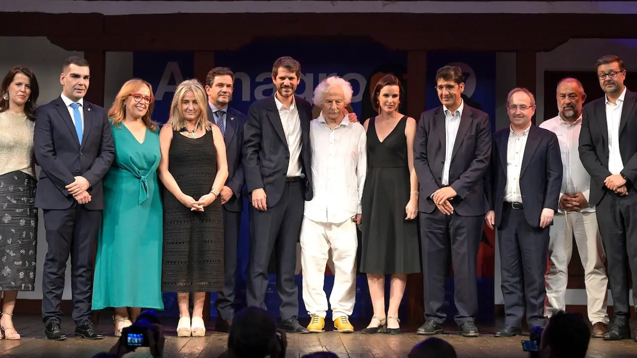 El ministro de Cultura, Ernest Urtasun (6-i), y la directora del Festival, Irene Pardo (5-d), durante la Gala inaugural de la 47 edición del Festival Internacional de Teatro Clásico de Almagro y la entrega del premio Corral de Comedias a Rafael Álvarez 'El Brujo' (6-d) - EFE/Jesús Monroy