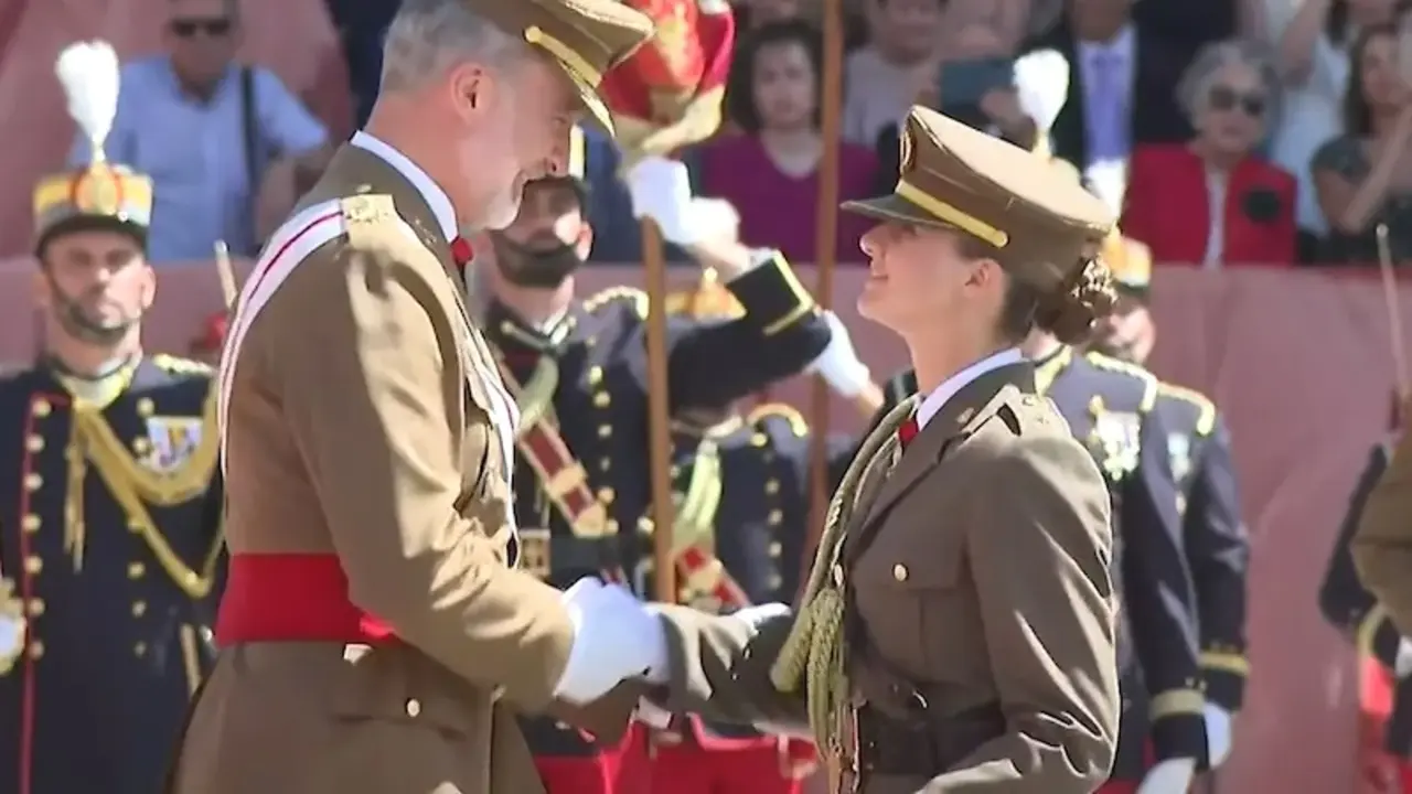 En la imagen el rey Felipe VI entrega a la Princesa Leonor su despacho tras finalizar su formación en la Academia de Zaragoza