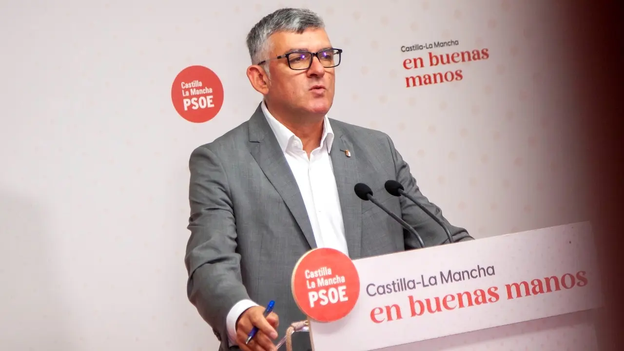 El presidente del PSOE en las Cortes de Castilla-La Mancha, Ángel Tomás Godoy, durante la rueda de prensa que ha ofrecido en la sede de los socialistas en Toledo
