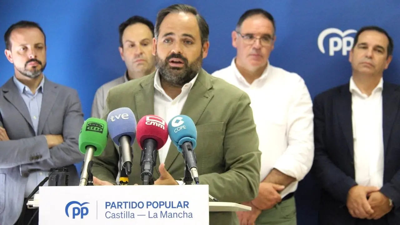 El presidente del PP de Castilla-La Mancha, Paco Núñez, en rueda de prensa en Cuenca junto al portavoz de Agricultura del PP en el Congreso de los Diputados, Pedro Gallardo