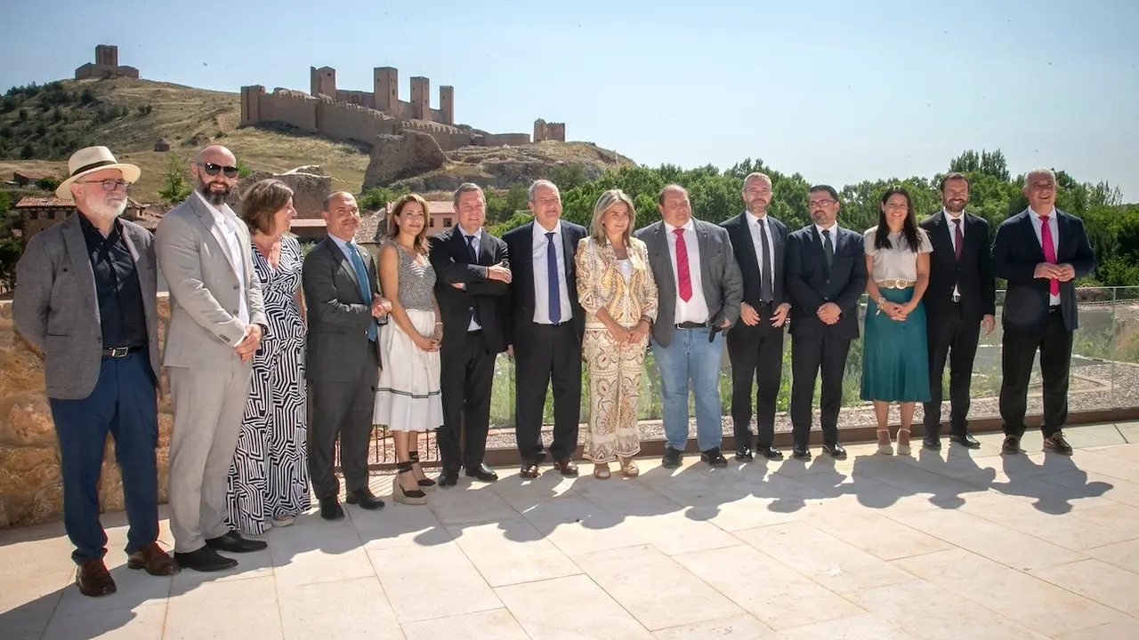 El presidente de Castilla-La Mancha, Emiliano García-Page, ha asistido al acto de entrega del nuevo Parador de Turismo de Molina de Aragón (Guadalajara) a Paradores