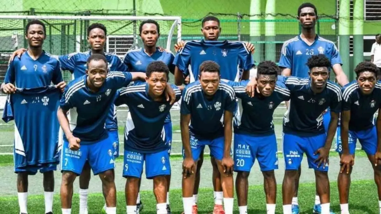 Un equipo de fútbol en Acra (Ghana) entrena con camisetas del C.F. Talavera