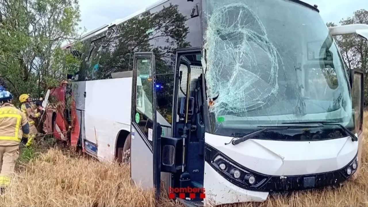 Un chófer de autocar ebrio y drogado choca contra un árbol tras salirse de la vía