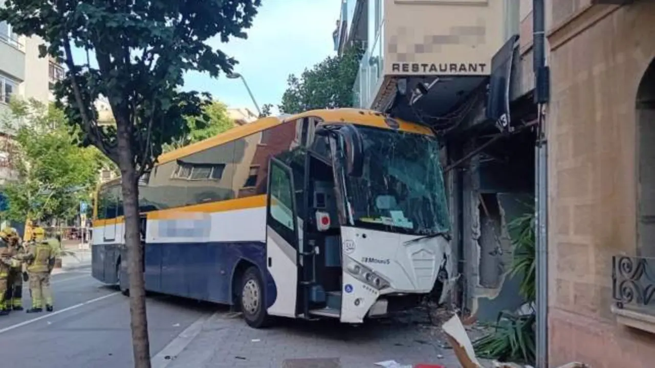 VIDEO. Cinco heridos, uno de ellos grave, tras chocar un autobús contra un hotel