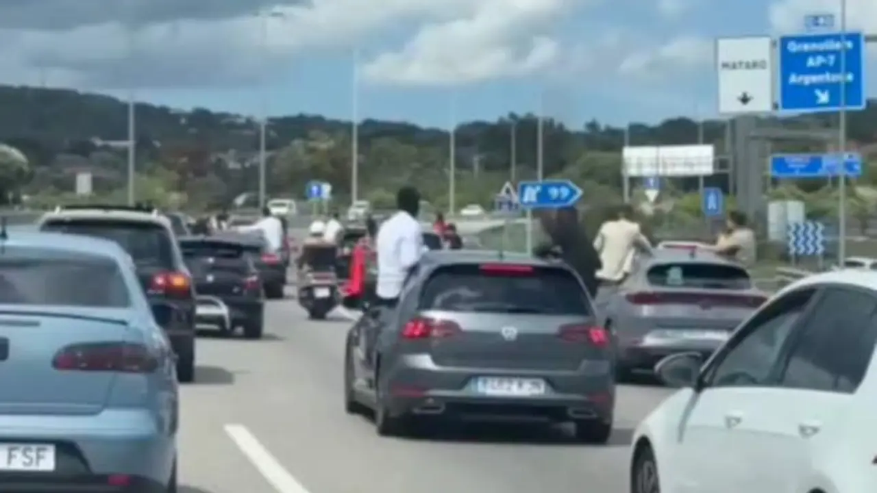 VIDEO. Con el cuerpo fuera del coche y a toda velocidad: una peligrosa celebración