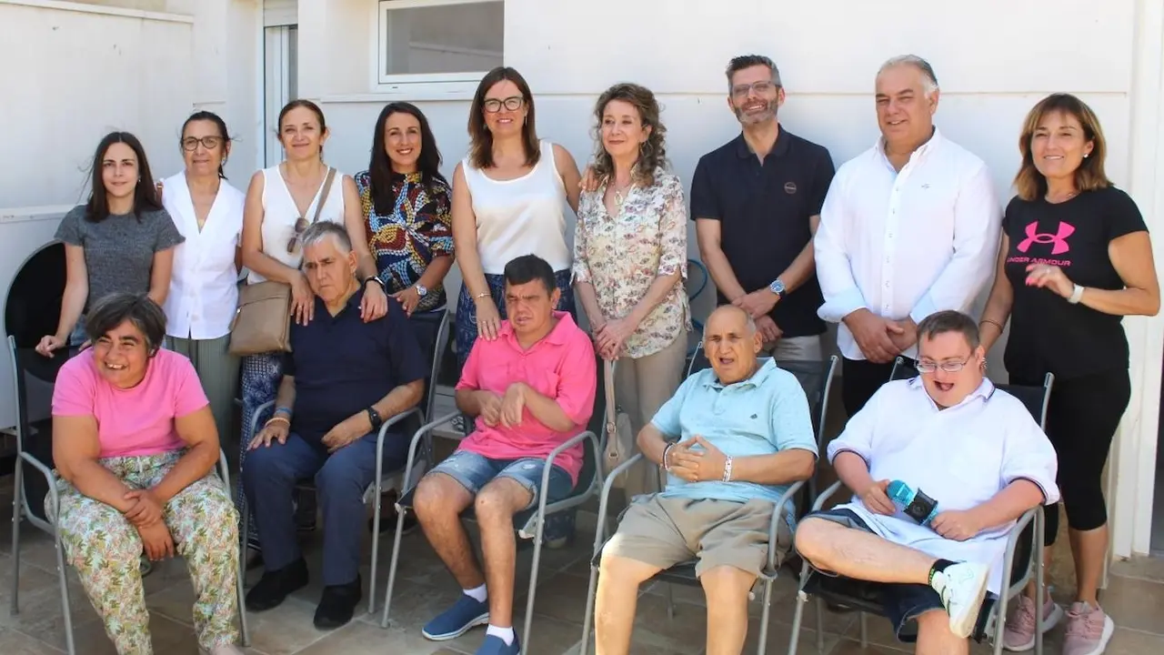 La consejera portavoz del Gobierno de Castilla-La Mancha, Esther Padilla, durante la visita que ha realizado a la vivienda con apoyos que gestiona Amafi en Ciruelos (Toledo)