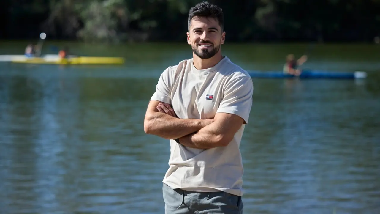 El piragüista talaverano Paco Cubelos, que recientemente ha conseguido una plaza en los Juegos Olímpicos de París para el equipo español, posa en un momento de la entrevista - EFE/Manu Reino