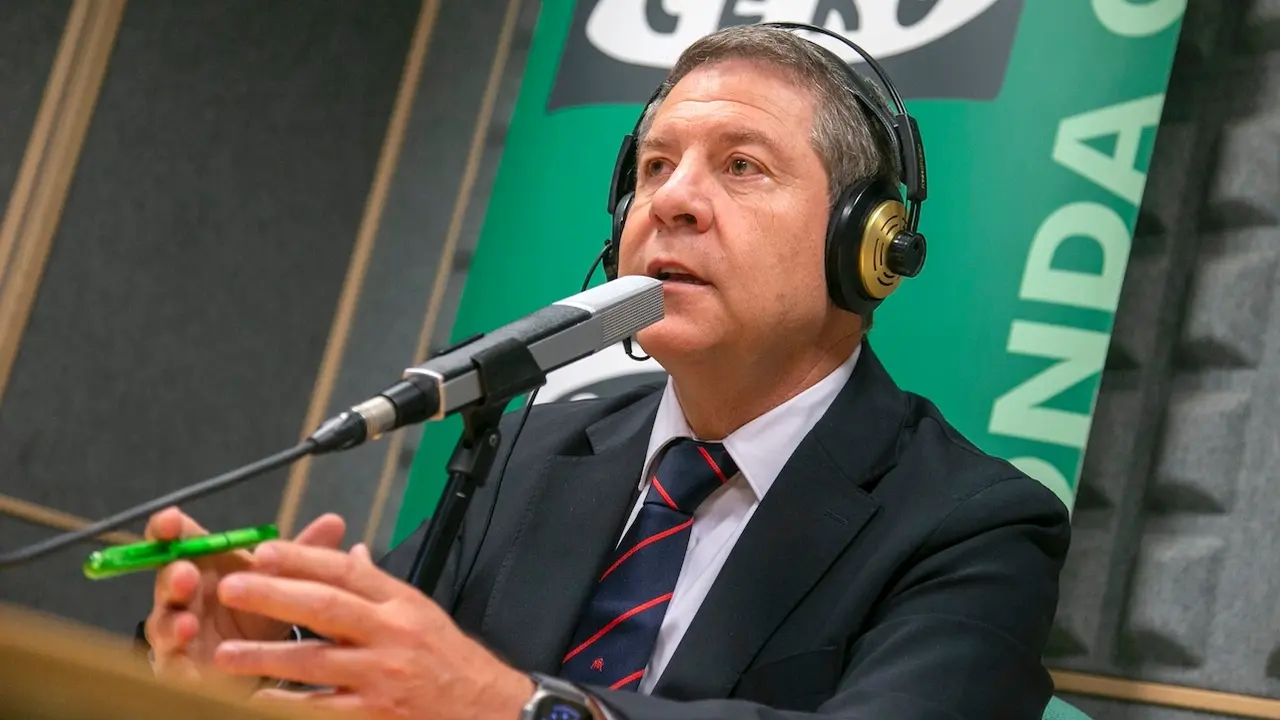 El presidente de Castilla-La Mancha, Emiliano García-Page, es entrevistado, desde la emisora de Toledo de Onda Cero, por el periodista Carlos Alsina, en el programa "Más de uno"