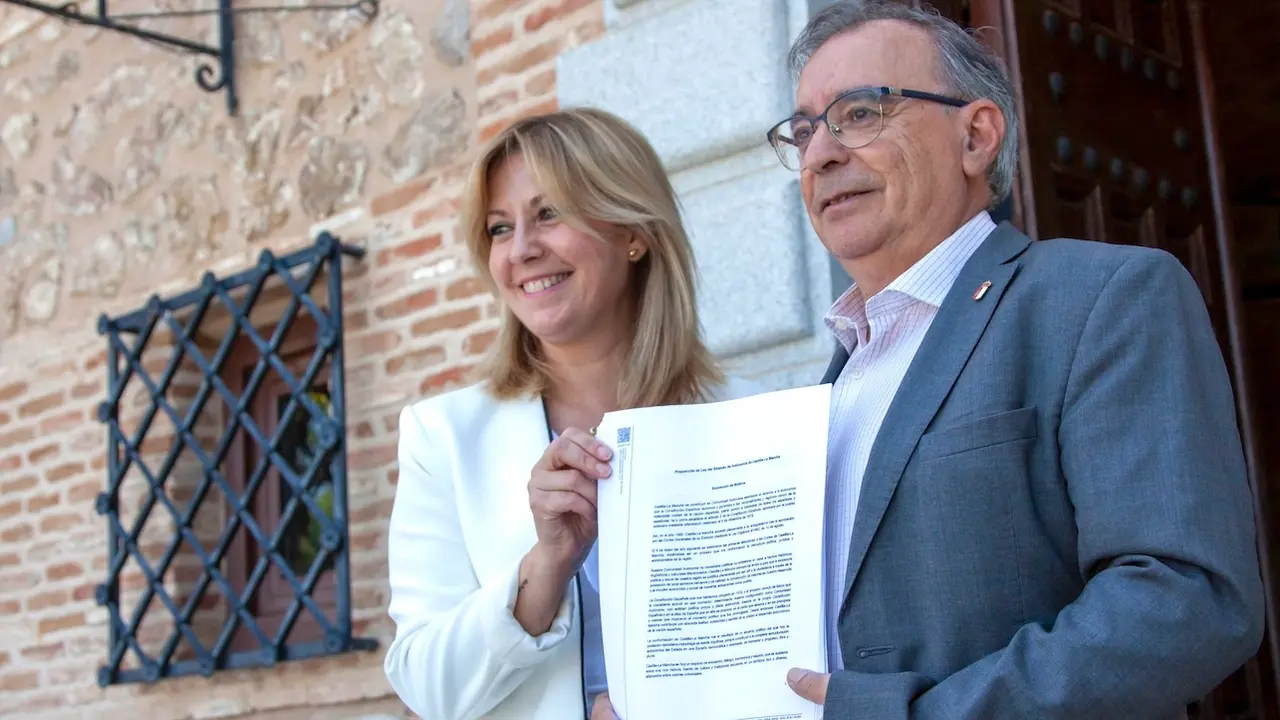 La portavoz del PSOE en las Cortes de Castilla-La Mancha, Isabel Abengózar, y el diputado regional Fernando Mora, a las puertas de las Cortes de Castilla-La Mancha momentos antes de registrar la propuesta para el nuevo Estatuto de Autonomía