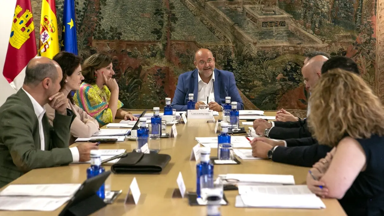 El vicepresidente primero del Gobierno de Castilla-La Mancha, José Luis Martínez Guijarro, y la consejera de Economía, Empresas y Empleo, Patricia Franco, presiden el Pleno del Consejo de Diálogo Social