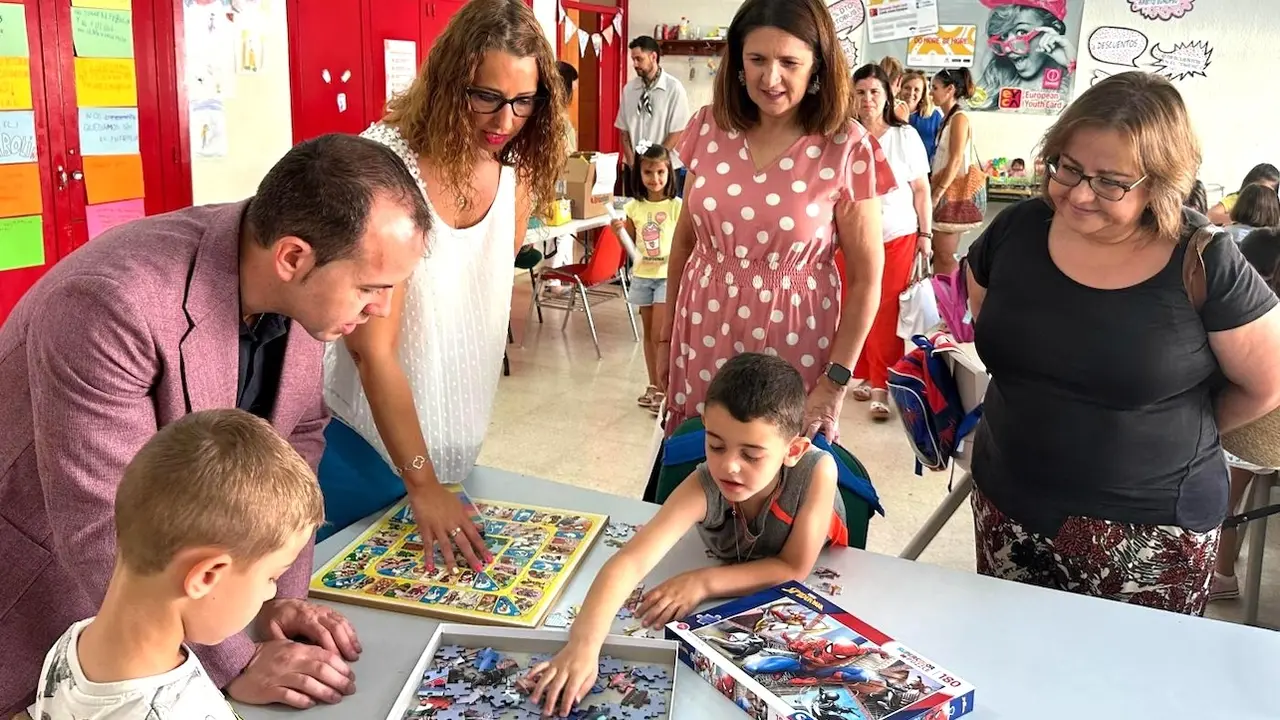 La consejera de Igualdad de Castilla-La Mancha, Sara Simón, durante la visita que ha realizado a actividades del Plan Corresponsables en Herencia (Ciudad Real)