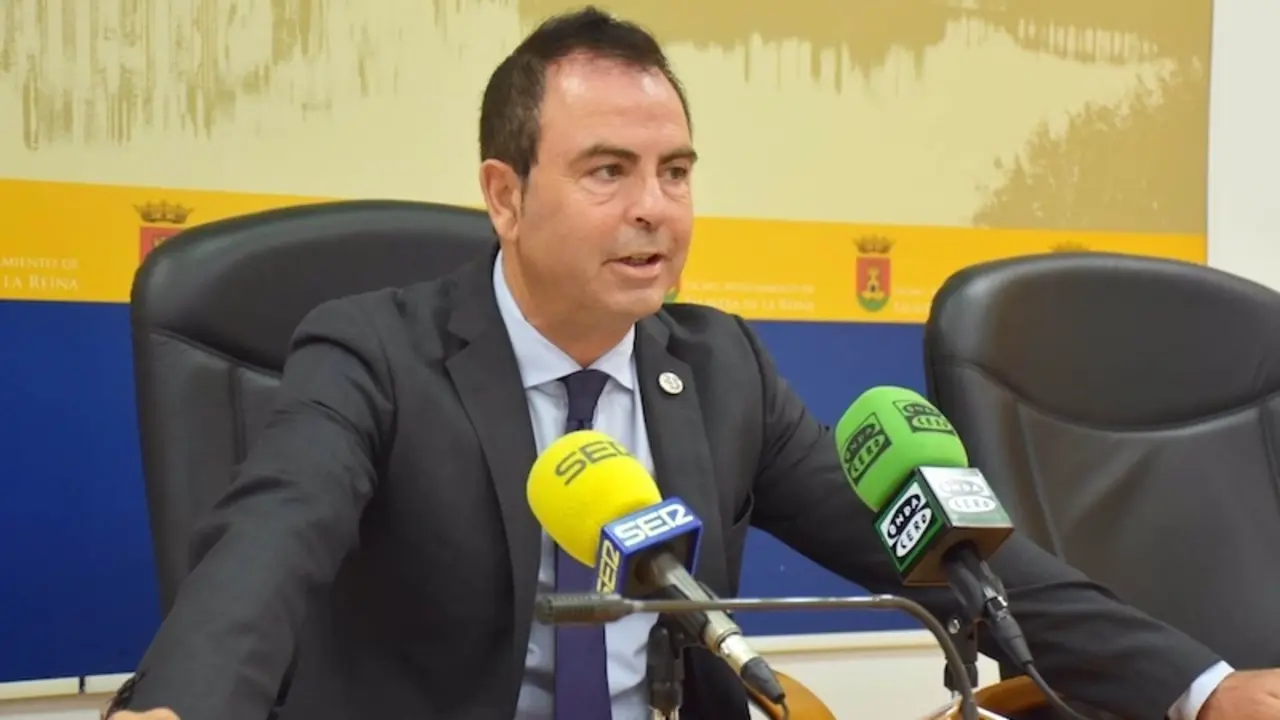 El concejal del Grupo Municipal Socialista en el Ayuntamiento de Talavera de la Reina (Toledo), José Gutiérrez, durante la rueda de prensa que ha ofrecido