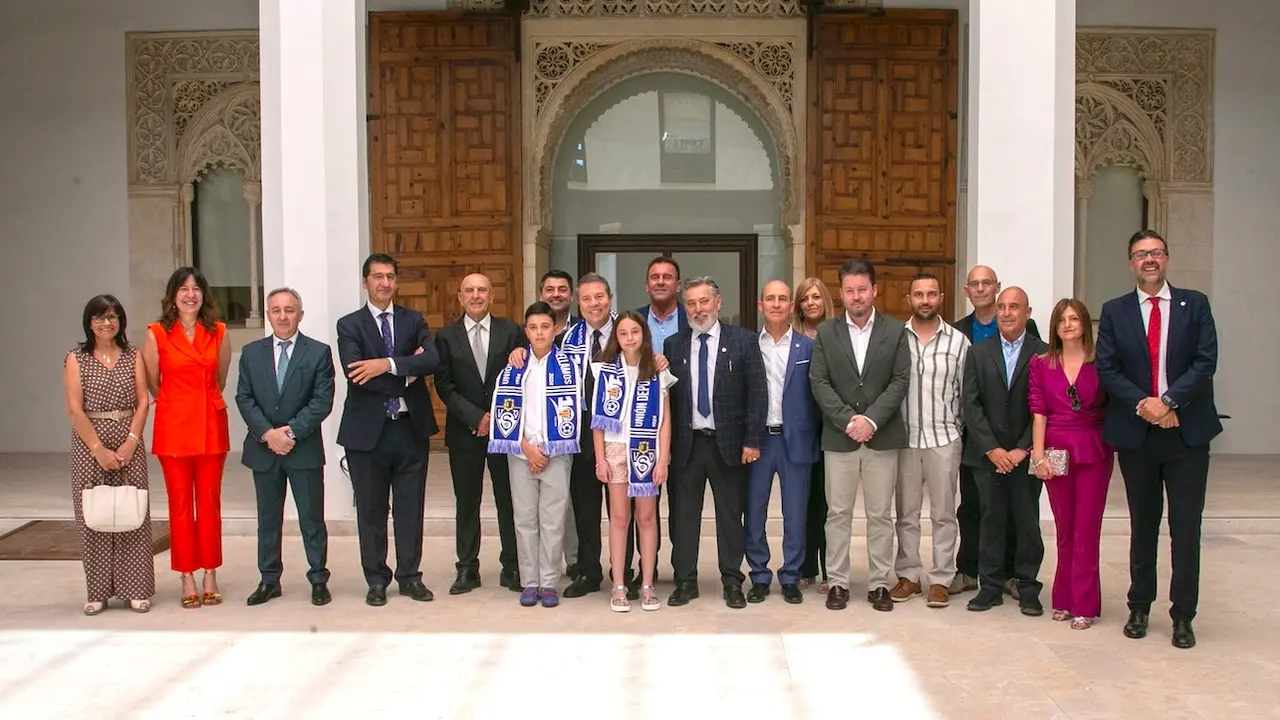 El presidente de Castilla-La Mancha, Emiliano García- Page, ha recibido, en el Palacio de Fuensalida de Toledo, a representantes del club de fútbol ‘Yugo UD Socuéllamos’
