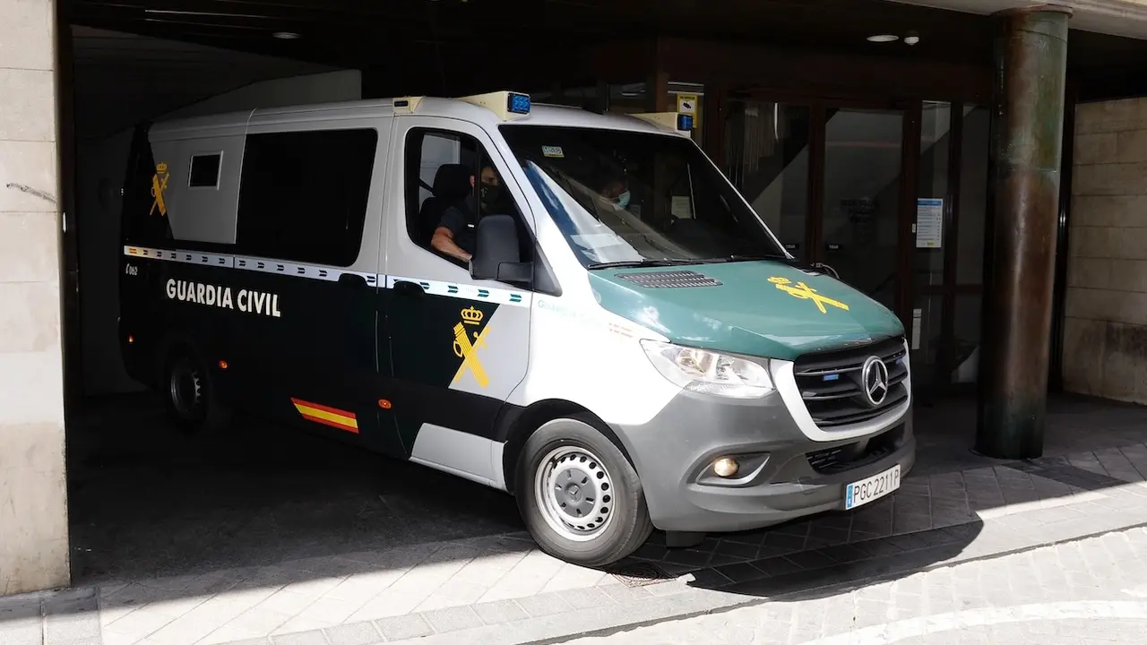 Muere una mujer atropellada por un furgón de la Guardia Civil en una avenida