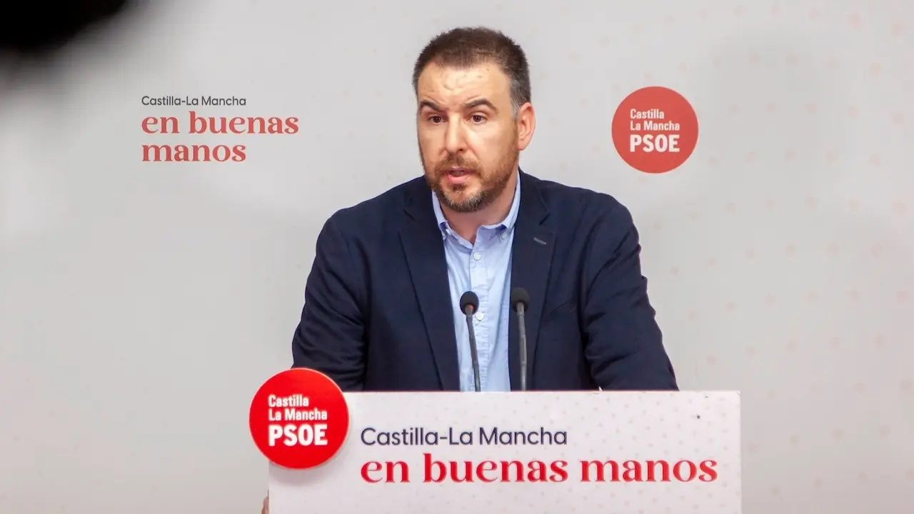 El diputado del PSOE en las Cortes de Castilla-La Mancha, Antonio Sánchez Requena, durante la rueda de prensa que ha ofrecido en la sede de los socialistas en Toledo