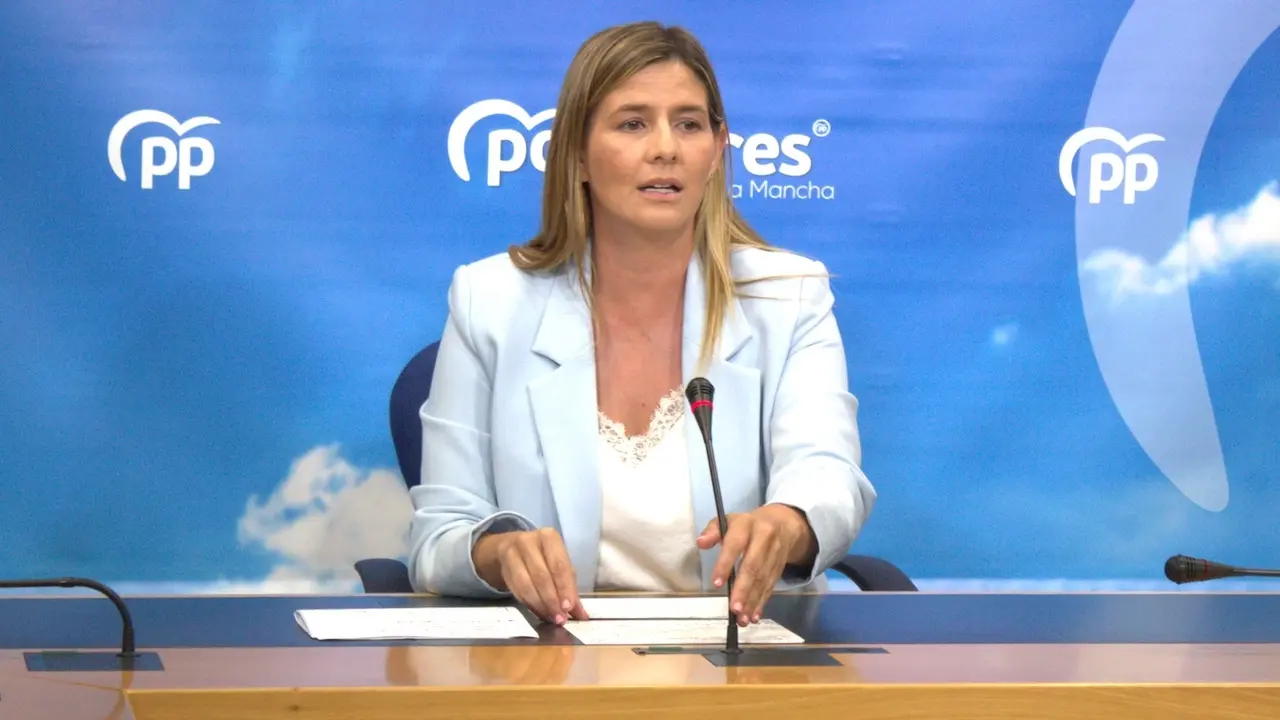 La secretaria general del PP de Castilla-La Mancha y portavoz parlamentaria, Carolina Agudo, durante la rueda de prensa que ha ofrecido en las Cortes regionales