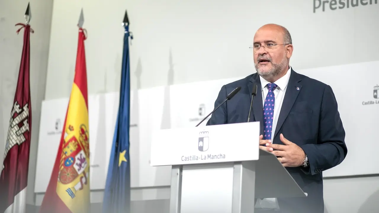 El vicepresidente primero del Gobierno de Castilla-La Mancha, José Luis Martínez Guijarro, durante la rueda de prensa que ha ofrecido para dar cuenta de la acción del Gobierno regional en el primer año de legislatura