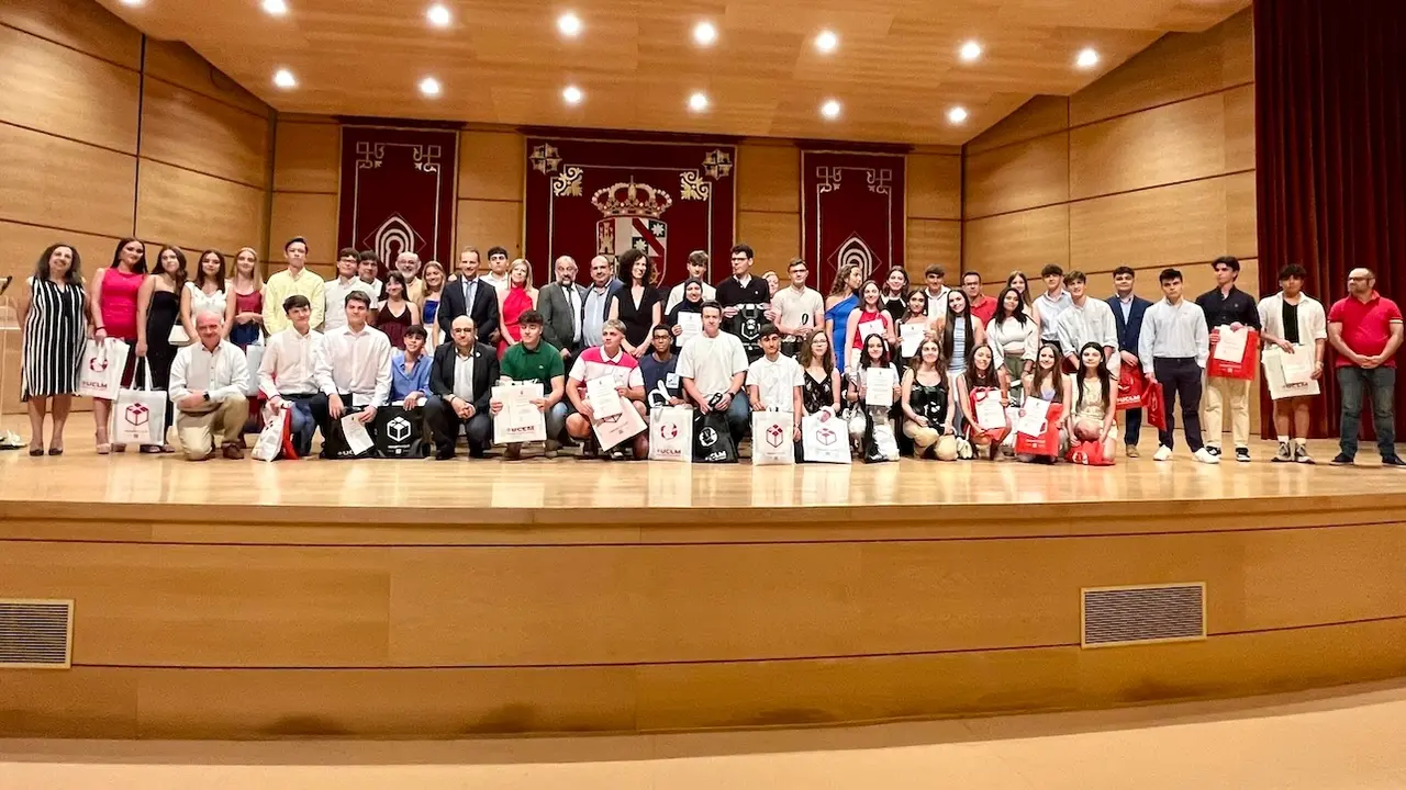 La UCLM y la Junta reconocen a estudiantes con mejores resultados en la EvAU y en las olimpiadas