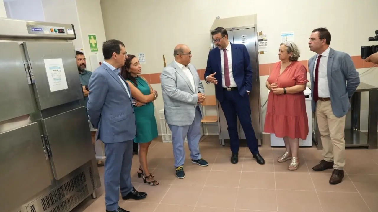 El consejero de Educación, Cultura y Deportes, Amador Pastor, durante la visita que ha realizado al comedor que se está desarrollando en el municipio toledano de Villaluenga de la Sagra