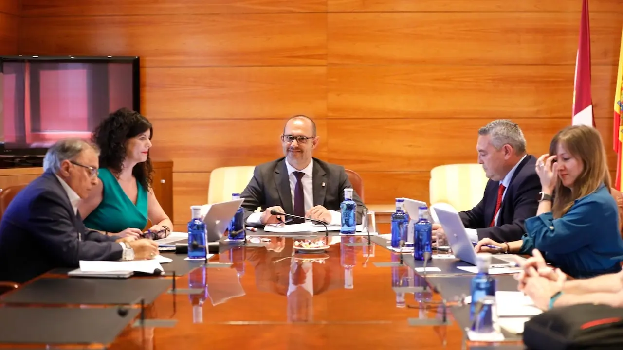 En la imagen un instante de la reunión de la Mesa de las Cortes de Castilla-La Mancha que ha calificado la propuesta de nuevo Estatuto de Atuonomía