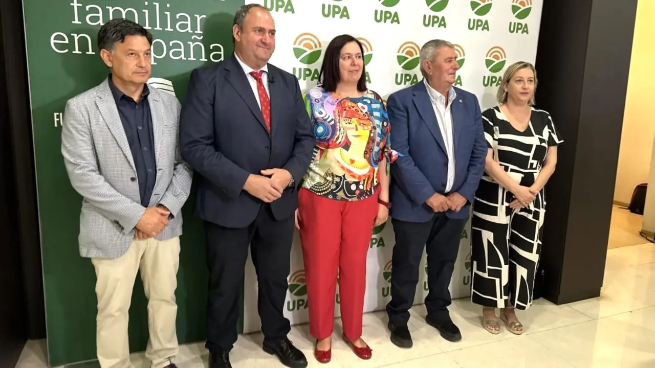 El consejero de Agricultura, Ganadería y Desarrollo Rural, Julián Martínez Lizán, en la presentación del ‘Anuario 2024 Agricultura y ganadería familiar en España 2024’ de UPA