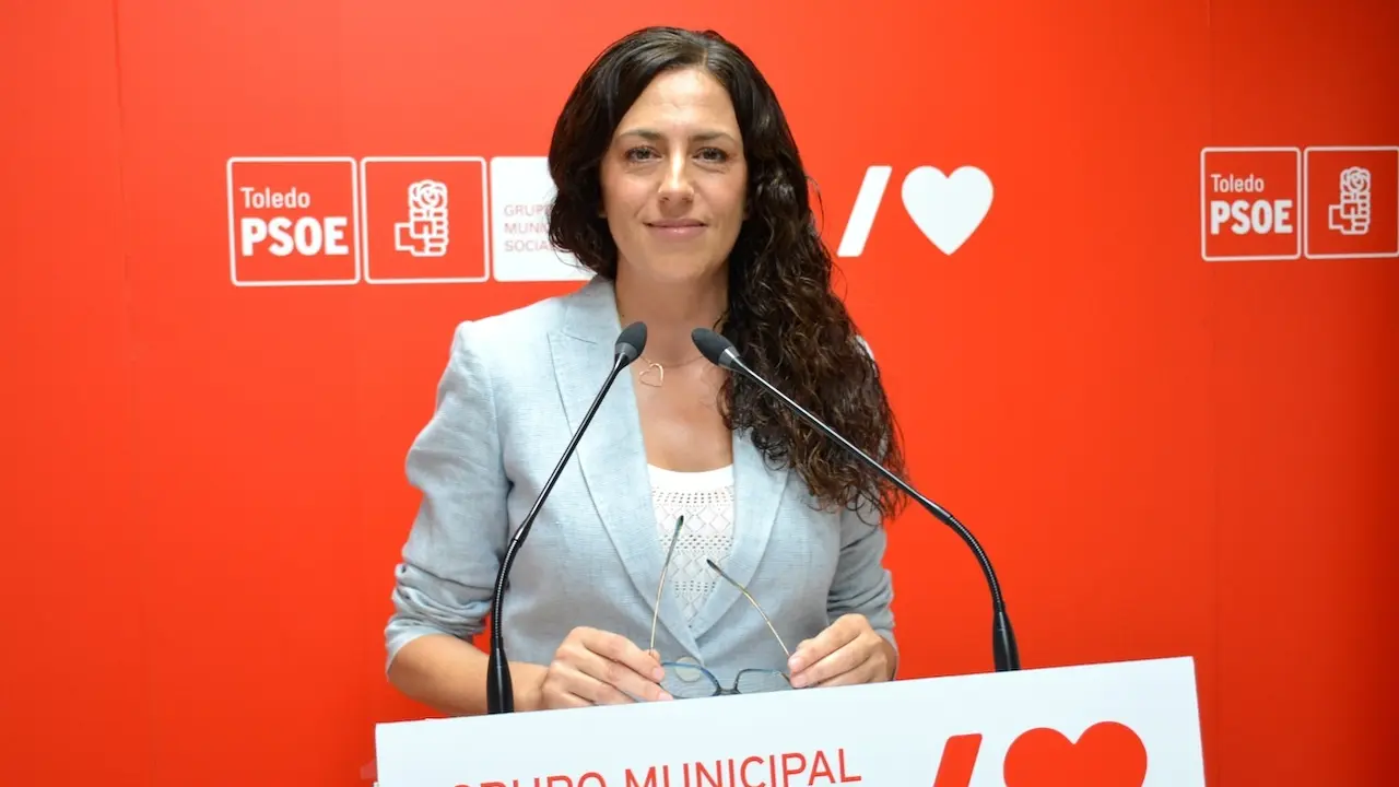 La portavoz del PSOE en el Ayuntamiento de Toledo, Noelia de la Cruz, durante la rueda de prensa que ha ofrecido