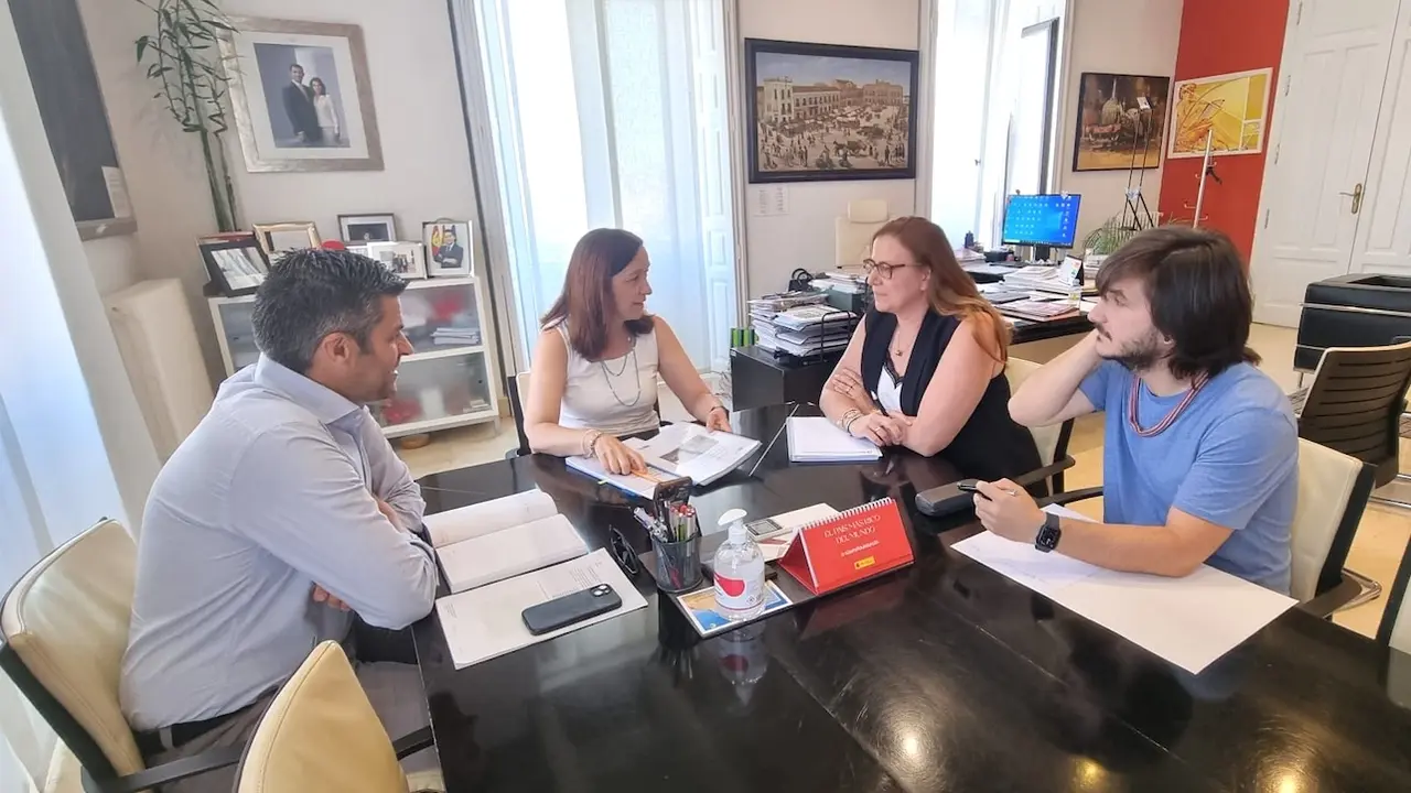 La directora gerente de Infraestructuras del Agua de Castilla-La Mancha, Silvia Díaz, ha mantenido un encuentro de trabajo con la alcaldesa de Alcázar de San Juan, Rosa Melchor, y con el alcalde de Campo de Criptana, Santiago Lázaro