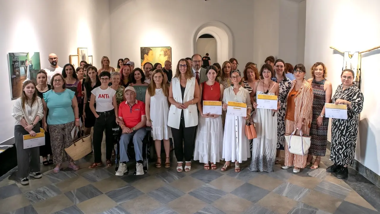 La consejera de Igualdad, Sara Simón, inaugura la X Muestra ‘Mujeres en el Arte’ del Instituto de la Mujer y comunica a su vez el fallo de los Premios Amalia Avia 2023, en el Museo de Santa Cruz de Toledo